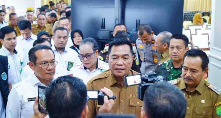 Bupati Muba, HM Toha saat diwawancarai wartawan, Senin (6/7/2026). Foto: Kominfo Muba.