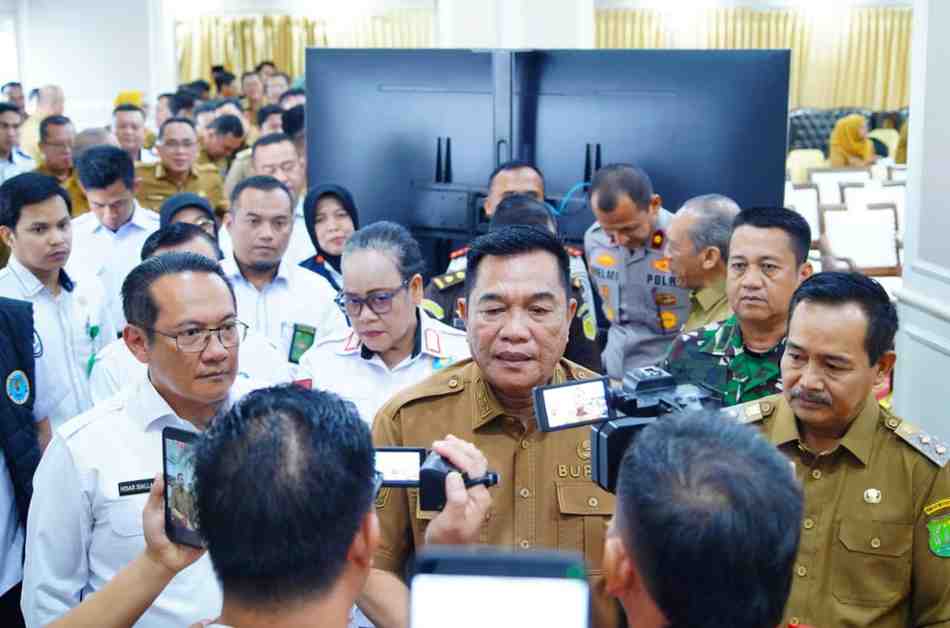 Bupati Muba, HM Toha saat diwawancarai wartawan, Senin (6/7/2026). Foto: Kominfo Muba.
