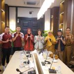 Staf Ahli Tim Penggerak Pemberdayaan dan Kesejahteraan Keluarga (TP. PKK) Kota Palembang, Putri Azizah Prima Salam menerima audiensi dari pengurus Yayasan Bujang Gadis Palembang (BGP) di Ruang Rapat Wakil Wali Kota, Lantai 3, Kantor Wali Kota Palembang, Jl. Merdeka No. 1, pada Senin (27/7/2026). Foto: Kominfo Palembang.