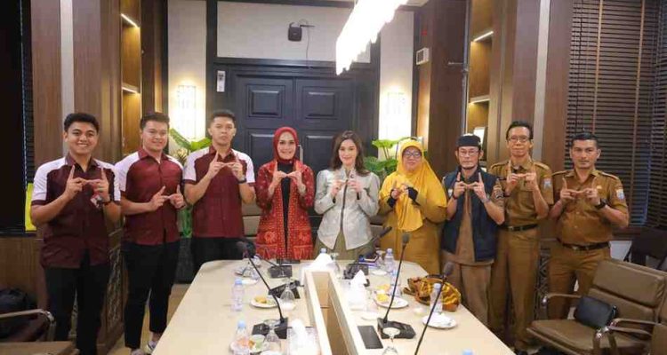 Staf Ahli Tim Penggerak Pemberdayaan dan Kesejahteraan Keluarga (TP. PKK) Kota Palembang, Putri Azizah Prima Salam menerima audiensi dari pengurus Yayasan Bujang Gadis Palembang (BGP) di Ruang Rapat Wakil Wali Kota, Lantai 3, Kantor Wali Kota Palembang, Jl. Merdeka No. 1, pada Senin (27/7/2026). Foto: Kominfo Palembang.