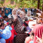 Ketua Tim Penggerak (TP) PKK Kabupaten Musi Banyuasin (Muba) yang juga Bunda PAUD Kabupaten Muba, Hj Patimah Toha menghadiri sekaligus meninjau penutupan Masa Pengenalan Lingkungan Sekolah (MPLS) Tahun Pelajaran 2026/2027 di sejumlah satuan pendidikan di Kecamatan Sekayu, Rabu (15/7/2026). Foto: Kominfo Muba.
