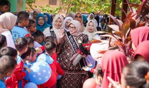 bunda (1) Ketua Tim Penggerak (TP) PKK Kabupaten Musi Banyuasin (Muba) yang juga Bunda PAUD Kabupaten Muba, Hj Patimah Toha menghadiri sekaligus meninjau penutupan Masa Pengenalan Lingkungan Sekolah (MPLS) Tahun Pelajaran 2026/2027 di sejumlah satuan pendidikan di Kecamatan Sekayu, Rabu (15/7/2026). Foto: Kominfo Muba.