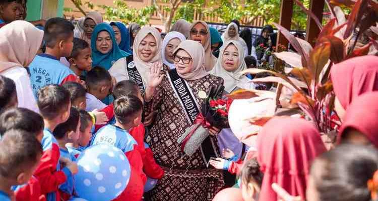 Ketua Tim Penggerak (TP) PKK Kabupaten Musi Banyuasin (Muba) yang juga Bunda PAUD Kabupaten Muba, Hj Patimah Toha menghadiri sekaligus meninjau penutupan Masa Pengenalan Lingkungan Sekolah (MPLS) Tahun Pelajaran 2026/2027 di sejumlah satuan pendidikan di Kecamatan Sekayu, Rabu (15/7/2026). Foto: Kominfo Muba.