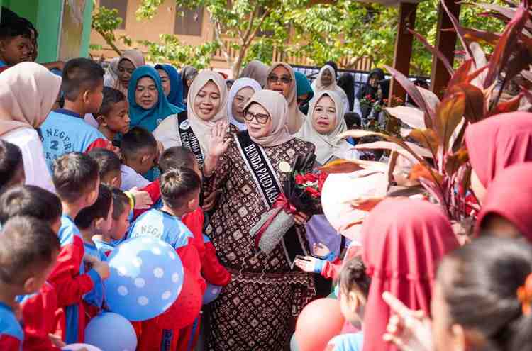 Ketua Tim Penggerak (TP) PKK Kabupaten Musi Banyuasin (Muba) yang juga Bunda PAUD Kabupaten Muba, Hj Patimah Toha menghadiri sekaligus meninjau penutupan Masa Pengenalan Lingkungan Sekolah (MPLS) Tahun Pelajaran 2026/2027 di sejumlah satuan pendidikan di Kecamatan Sekayu, Rabu (15/7/2026). Foto: Kominfo Muba.