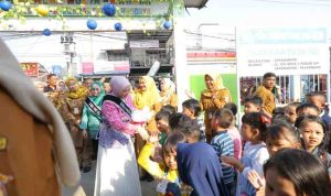 Bunda PAUD Kota Palembang, Dewi Sastrani meninjau langsung pelaksanaan MPLS di TK Pembina 2, Senin (13/7/2026). Foto: Kominfo Palembang.