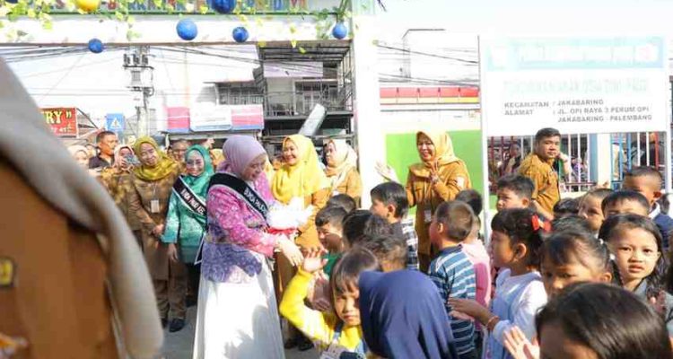 Bunda PAUD Kota Palembang, Dewi Sastrani meninjau langsung pelaksanaan MPLS di TK Pembina 2, Senin (13/7/2026). Foto: Kominfo Palembang.