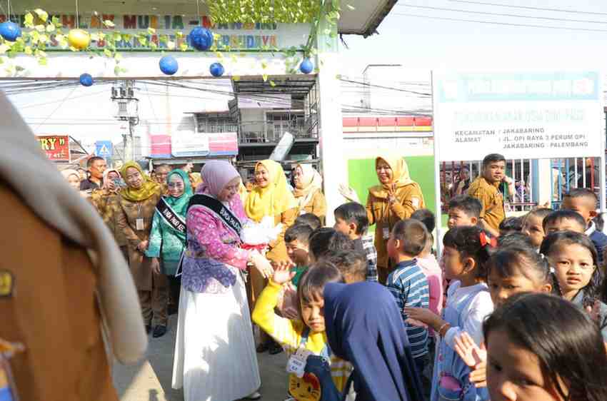Bunda PAUD Kota Palembang, Dewi Sastrani meninjau langsung pelaksanaan MPLS di TK Pembina 2, Senin (13/7/2026). Foto: Kominfo Palembang.