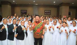 Gubernur Sumsel Herman Deru saat menghadiri Perayaan Syukur 100 Tahun Kongregasi Suster Santo Fransiskus Charitas di Indonesia yang berlangsung di Ballroom Asisi, Lantai 8 Charitas Hospital Palembang, Kamis (9/7/2026). Foto: Humas Pemprov Sumsel.