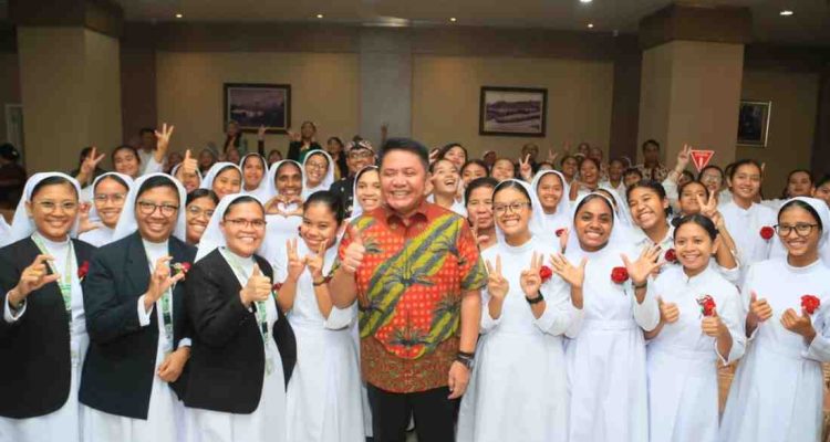 Gubernur Sumsel Herman Deru saat menghadiri Perayaan Syukur 100 Tahun Kongregasi Suster Santo Fransiskus Charitas di Indonesia yang berlangsung di Ballroom Asisi, Lantai 8 Charitas Hospital Palembang, Kamis (9/7/2026). Foto: Humas Pemprov Sumsel.