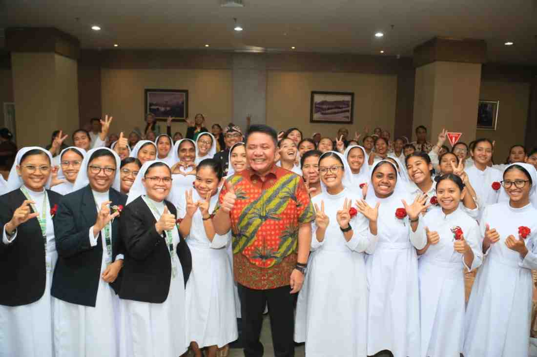 Gubernur Sumsel Herman Deru saat menghadiri Perayaan Syukur 100 Tahun Kongregasi Suster Santo Fransiskus Charitas di Indonesia yang berlangsung di Ballroom Asisi, Lantai 8 Charitas Hospital Palembang, Kamis (9/7/2026). Foto: Humas Pemprov Sumsel.
