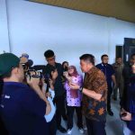 Gubernur Sumsel Herman Deru diawancarai wartawan usai memimpin rapat tentang keluhan antre BBM di SPBU, Rabu (8/7/2026). Foto: Humas Pemprov Sumsel.