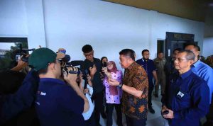 Gubernur Sumsel Herman Deru diawancarai wartawan usai memimpin rapat tentang keluhan antre BBM di SPBU, Rabu (8/7/2026). Foto: Humas Pemprov Sumsel.