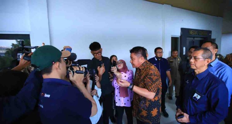 Gubernur Sumsel Herman Deru diawancarai wartawan usai memimpin rapat tentang keluhan antre BBM di SPBU, Rabu (8/7/2026). Foto: Humas Pemprov Sumsel.