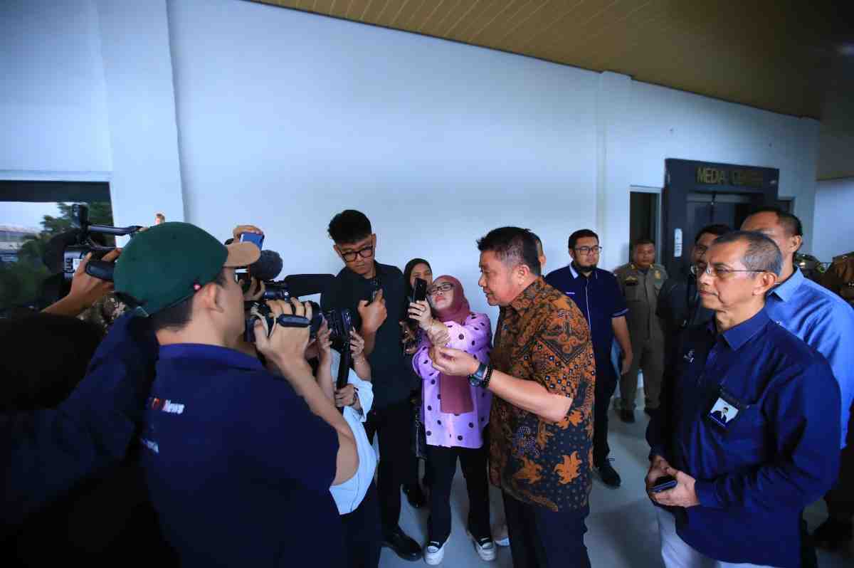 Gubernur Sumsel Herman Deru diawancarai wartawan usai memimpin rapat tentang keluhan antre BBM di SPBU, Rabu (8/7/2026). Foto: Humas Pemprov Sumsel.