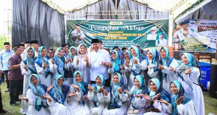 Gubernur Sumsel, Herman Deru saat menghadiri Pengajian Akbar dalam rangka Harlah ke-14 Idaroh Syubiyah JATMAN Kabupaten Ogan Komering Ilir (OKI) dan Haul Akbar Syekh Abdul Qadir Al-Jailani, Syekh Bahauddin An-Naqsabandi, serta para masyayih se-Kabupaten OKI di Lapangan Sport Center Tugumulyo, Minggu (26/7/2026). Foto: Humas Pemprov Sumsel.