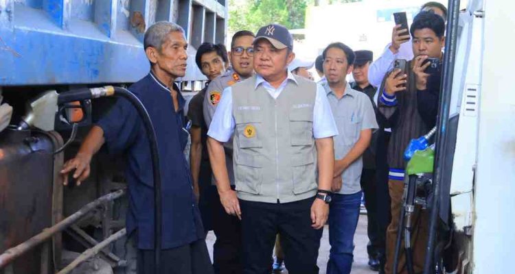 Gubernur Sumatera Selatan (Sumsel) Dr. H. Herman Deru bergerak cepat merespons antrean panjang Biosolar dengan turun langsung meninjau enam Stasiun Pengisian Bahan Bakar Umum (SPBU) penyalur Biosolar di Palembang, Banyuasin, dan Ogan Ilir, Selasa (14/7/2026). Foto: Humas Pemprov Sumsel.