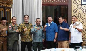 deru (9) Gubernur Sumsel, Herman Deru saat menerima kunjungan Gubernur Kepulauan Bangka Belitung Hidayat Arsani bersama Sekjen DPP ABPEDNAS, Adhitya Yusma, di Griya Agung Palembang, Selasa (21/7/2026). Foto: Humas Pemprov Sumsel.