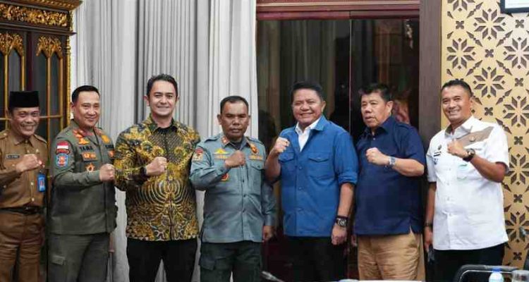 Gubernur Sumsel, Herman Deru saat menerima kunjungan Gubernur Kepulauan Bangka Belitung Hidayat Arsani bersama Sekjen DPP ABPEDNAS, Adhitya Yusma, di Griya Agung Palembang, Selasa (21/7/2026). Foto: Humas Pemprov Sumsel.