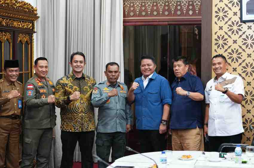 Gubernur Sumsel, Herman Deru saat menerima kunjungan Gubernur Kepulauan Bangka Belitung Hidayat Arsani bersama Sekjen DPP ABPEDNAS, Adhitya Yusma, di Griya Agung Palembang, Selasa (21/7/2026). Foto: Humas Pemprov Sumsel.