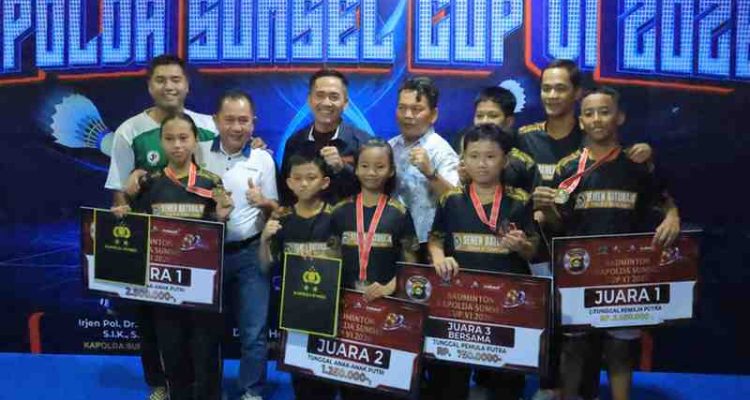 Walikota Palembang, Ratu Dewa bersama para jura ausia dini Kejuraaan Kapolda Sumsel Cup 2026, Jumat (10/7/2026) malam. Foto: Kominfo Palembang.