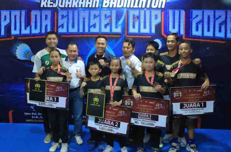 Walikota Palembang, Ratu Dewa bersama para jura ausia dini Kejuraaan Kapolda Sumsel Cup 2026, Jumat (10/7/2026) malam. Foto: Kominfo Palembang.