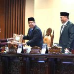 Juru bicara Pansus Optimalisasi Pendapatan Daerah, M Nasir menyerahkan laporan hasil kerja Pansus ke Wagub Sumsel, Cik Ujang, Senin (13/7/2026). Foto: Humas DPRD Sumsel.