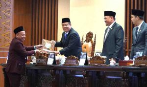 Juru bicara Pansus Optimalisasi Pendapatan Daerah, M Nasir menyerahkan laporan hasil kerja Pansus ke Wagub Sumsel, Cik Ujang, Senin (13/7/2026). Foto: Humas DPRD Sumsel.