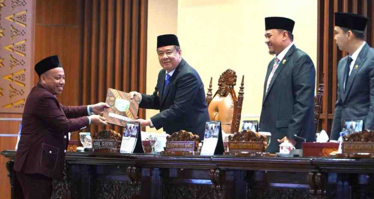Juru bicara Pansus Optimalisasi Pendapatan Daerah, M Nasir menyerahkan laporan hasil kerja Pansus ke Wagub Sumsel, Cik Ujang, Senin (13/7/2026). Foto: Humas DPRD Sumsel.