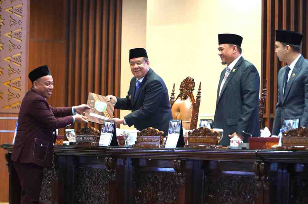 Juru bicara Pansus Optimalisasi Pendapatan Daerah, M Nasir menyerahkan laporan hasil kerja Pansus ke Wagub Sumsel, Cik Ujang, Senin (13/7/2026). Foto: Humas DPRD Sumsel.