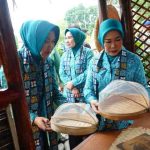 Ketua TP PKK Provinsi Sumatera Selatan, Feby Herman Deru melihat karya UMKM saat kunjungan kerja ke TP PKK Kabupaten Empat Lawang, Selasa (21/7/2026). Foto: Humas Pemprov Sumsel.
