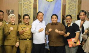 Wagub Sumsel, Cik Ujang saat menerima audiensi Komunitas Sedulur Film Palembang bersama tim produksi Lenget The Movie di Ruang Tamu Wakil Gubernur Sumsel, Selasa (7/7/2026). Foto: Humas Pemprov Sumsel.