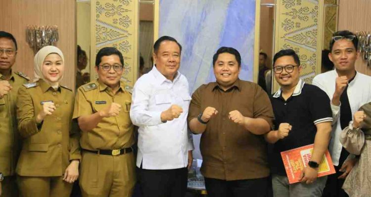 Wagub Sumsel, Cik Ujang saat menerima audiensi Komunitas Sedulur Film Palembang bersama tim produksi Lenget The Movie di Ruang Tamu Wakil Gubernur Sumsel, Selasa (7/7/2026). Foto: Humas Pemprov Sumsel.