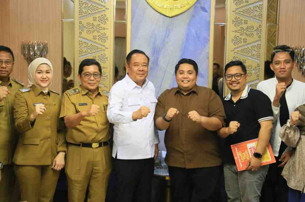 Wagub Sumsel, Cik Ujang saat menerima audiensi Komunitas Sedulur Film Palembang bersama tim produksi Lenget The Movie di Ruang Tamu Wakil Gubernur Sumsel, Selasa (7/7/2026). Foto: Humas Pemprov Sumsel.