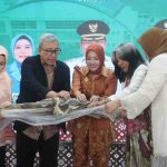 Ketua TP PKK Muba Hj. Patimah Toha melalui Staf Ahli TP PKK Muba Liliyani A Rohman melihat hasil pewarna alam pada pembukaan Gambo Ecoprint di Griya Serasan Sekate. Foto: Kominfo Muba.