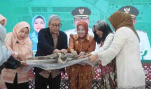 Ketua TP PKK Muba Hj. Patimah Toha melalui Staf Ahli TP PKK Muba Liliyani A Rohman melihat hasil pewarna alam pada pembukaan Gambo Ecoprint di Griya Serasan Sekate. Foto: Kominfo Muba.