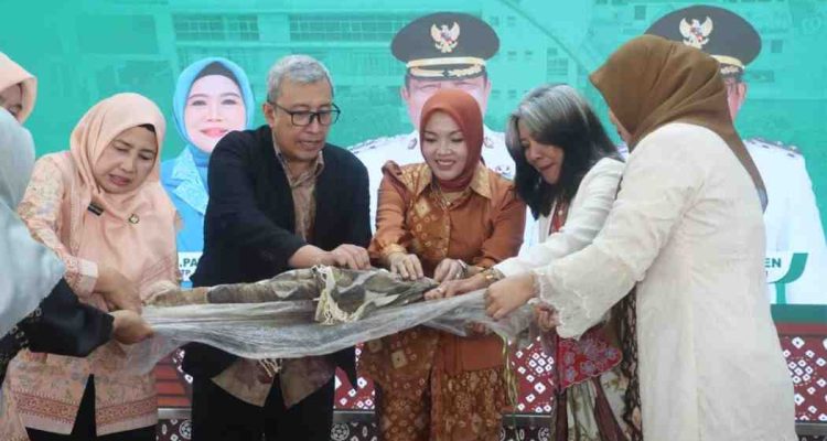 Ketua TP PKK Muba Hj. Patimah Toha melalui Staf Ahli TP PKK Muba Liliyani A Rohman melihat hasil pewarna alam pada pembukaan Gambo Ecoprint di Griya Serasan Sekate. Foto: Kominfo Muba.