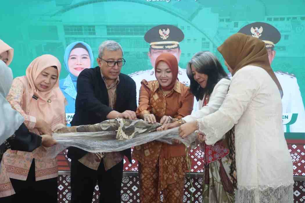 Ketua TP PKK Muba Hj. Patimah Toha melalui Staf Ahli TP PKK Muba Liliyani A Rohman melihat hasil pewarna alam pada pembukaan Gambo Ecoprint di Griya Serasan Sekate. Foto: Kominfo Muba.