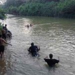 Warga yang mencoba menyusuri Sungai Kelingi mencari bicah bernama Rangga yang tenggelam, Jumat (31/7/2026). Foto: IST