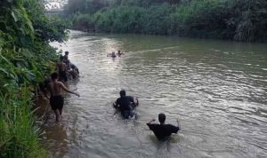 hanyut Warga yang mencoba menyusuri Sungai Kelingi mencari bicah bernama Rangga yang tenggelam, Jumat (31/7/2026). Foto: IST