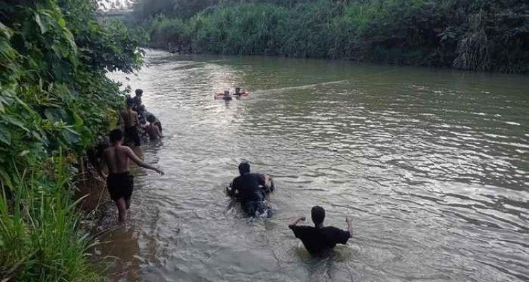 Warga yang mencoba menyusuri Sungai Kelingi mencari bicah bernama Rangga yang tenggelam, Jumat (31/7/2026). Foto: IST