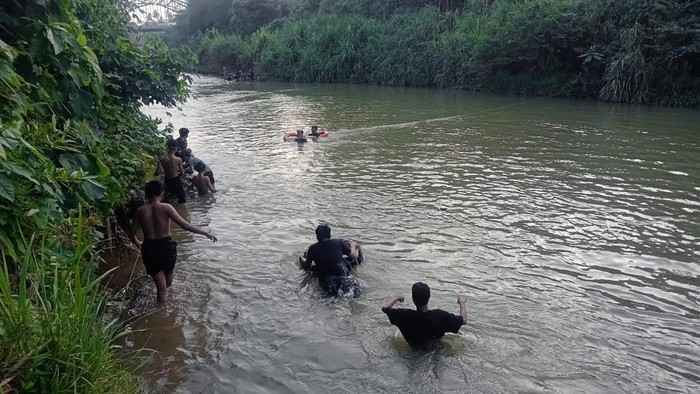 Warga yang mencoba menyusuri Sungai Kelingi mencari bicah bernama Rangga yang tenggelam, Jumat (31/7/2026). Foto: IST