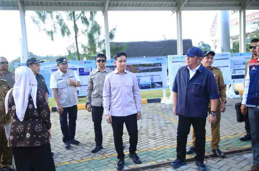 Gubernur Sumsel, Herman Deru mendampingi Wapres Gibran meninjau tol Bayunglencir -Jambi, Kamis 17/7/2026). Foto: Humas Pemprov Sumsel.