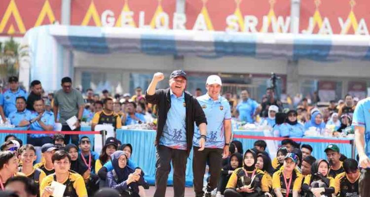Gubernur Sumatera Selatan (Sumsel), Dr. H. Herman Deru menghadiri kegiatan Sumsel Bhayangkara Run 2026 yang digelar di Stadion Gelora Sriwijaya, Jakabaring Sport City, Palembang, Minggu (12/7/2026). Foto: Humas Pemprov Sumsel.