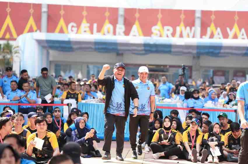 Gubernur Sumatera Selatan (Sumsel), Dr. H. Herman Deru menghadiri kegiatan Sumsel Bhayangkara Run 2026 yang digelar di Stadion Gelora Sriwijaya, Jakabaring Sport City, Palembang, Minggu (12/7/2026). Foto: Humas Pemprov Sumsel.