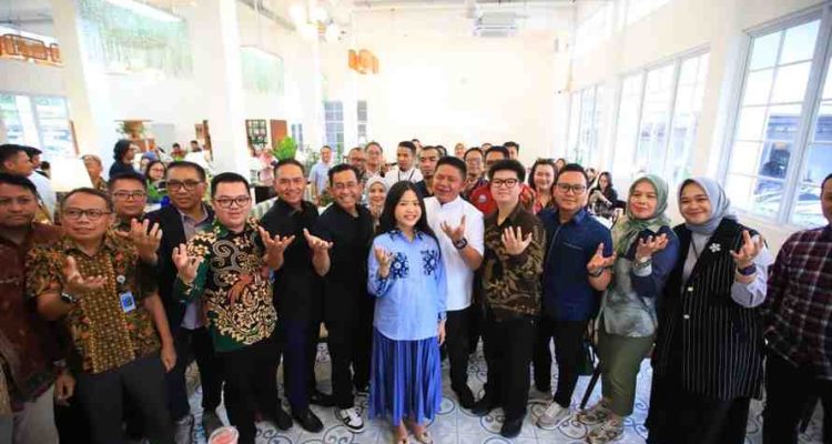 Gubernur Sumsel, Herman Deru saat menjadi narasumber pada kegiatan Bincang Santai Sultan Muda bersama para calon Sultan Muda dan pimpinan lembaga keuangan di Pempek Mama Musi, Jalan A. Rivai, Palembang, Jumat (24/7/2026) sore. Foto: Humas Pemprov Sumsel.