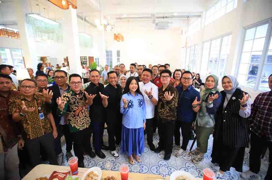Gubernur Sumsel, Herman Deru saat menjadi narasumber pada kegiatan Bincang Santai Sultan Muda bersama para calon Sultan Muda dan pimpinan lembaga keuangan di Pempek Mama Musi, Jalan A. Rivai, Palembang, Jumat (24/7/2026) sore. Foto: Humas Pemprov Sumsel.