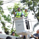 Petugas mulai memindahkan sejumlah kabel utilitas ke bawah tanah di Jalan POM IX Palembang. Foto: Kominfo Palembang.