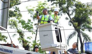 Petugas mulai memindahkan sejumlah kabel utilitas ke bawah tanah di Jalan POM IX Palembang. Foto: Kominfo Palembang.