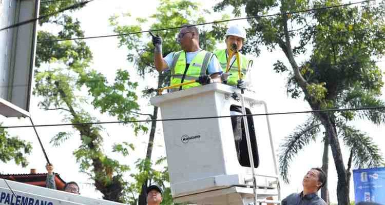 Petugas mulai memindahkan sejumlah kabel utilitas ke bawah tanah di Jalan POM IX Palembang. Foto: Kominfo Palembang.