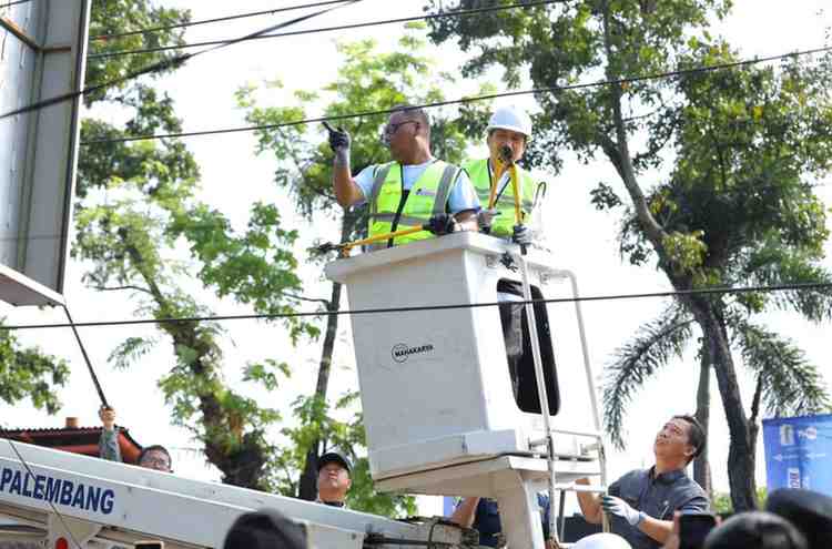 Petugas mulai memindahkan sejumlah kabel utilitas ke bawah tanah di Jalan POM IX Palembang. Foto: Kominfo Palembang.